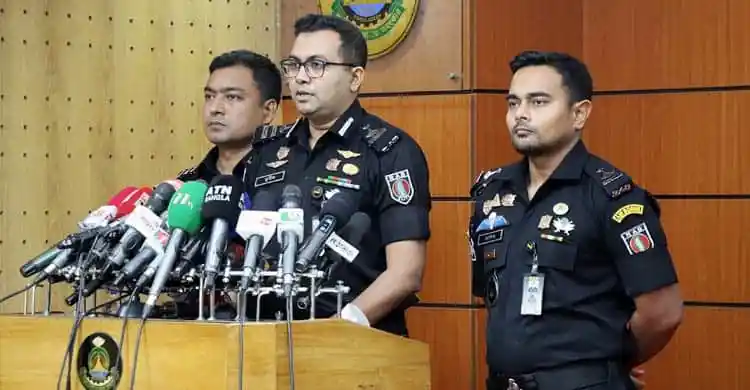 র‌্যাবের কর্মকর্তারা সংবাদ সম্মেলনে বক্তব্য দিচ্ছেন. Channel i News - চ্যানেল আই নিউজ