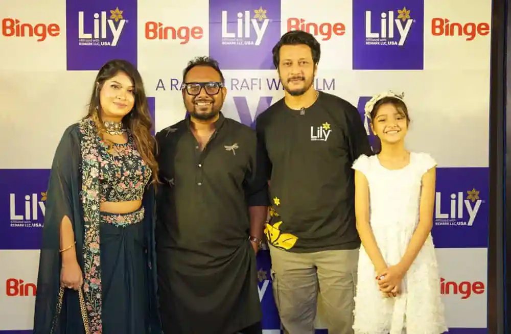 চারজন ব্যক্তি চ্যানেল আই অনলাইন এর অনুষ্ঠানে ছবি তুলেছেন. Channel i News - চ্যানেল আই নিউজ