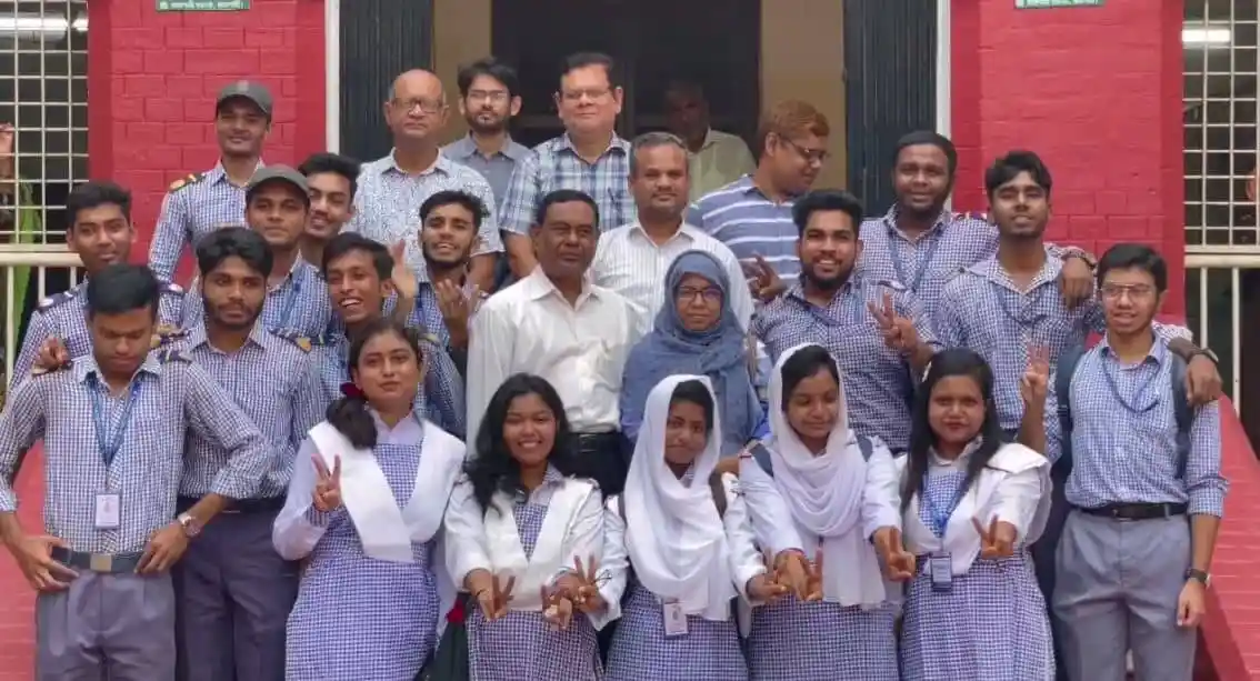 রাজশাহী বোর্ডের পরীক্ষার্থী ও শিক্ষকদের দল, শিক্ষার্থীরা হাসিমুখে. Channel i News - চ্যানেল আই নিউজ