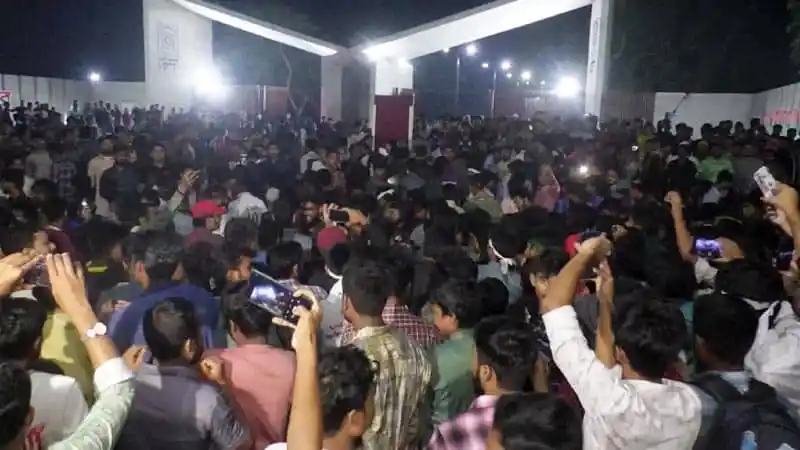 জনসমাগমে ভিড়, ছাত্র ও রাজনৈতিক নেতাদের বিক্ষোভের ছবি. Channel i News - চ্যানেল আই নিউজ