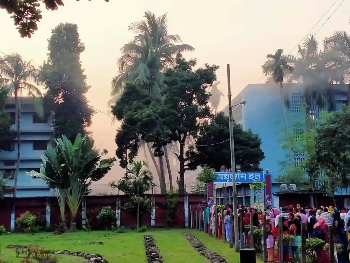 রাবির মন্নুজান হলে বৈদ্যুতিক শর্টসার্কিট থেকে আগুনের ঘটনা. Channel i News - চ্যানেল আই নিউজ