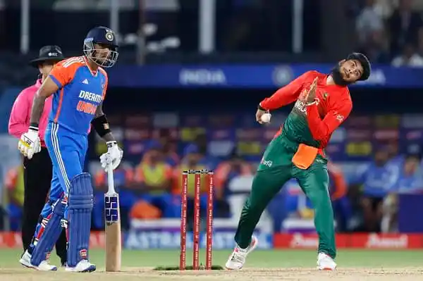 বাংলাদেশি ক্রিকেটার রিশাদ বোলিং করে, মাঠে খেলছেন।. Channel i News - চ্যানেল আই নিউজ