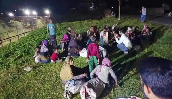রোহিঙ্গা নারী-শিশুসহ শরণার্থী গ্রুপের ছবি, বাংলাদেশে অনুপ্রবেশের সময়. Channel i News - চ্যানেল আই নিউজ