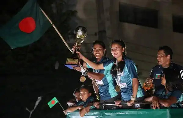 বাংলাদেশ নারী ফুটবল দল ট্রফি নিয়ে উল্লাস করছে. Channel i News - চ্যানেল আই নিউজ