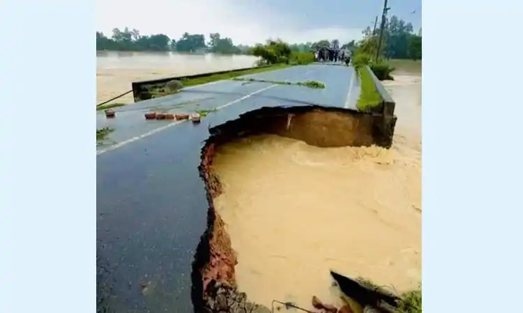 পাহাড়ি ঢলে সড়ক ভেঙে যোগাযোগ বিচ্ছিন্ন, শেরপুরে বন্যার প্রভাব. Channel i News - চ্যানেল আই নিউজ