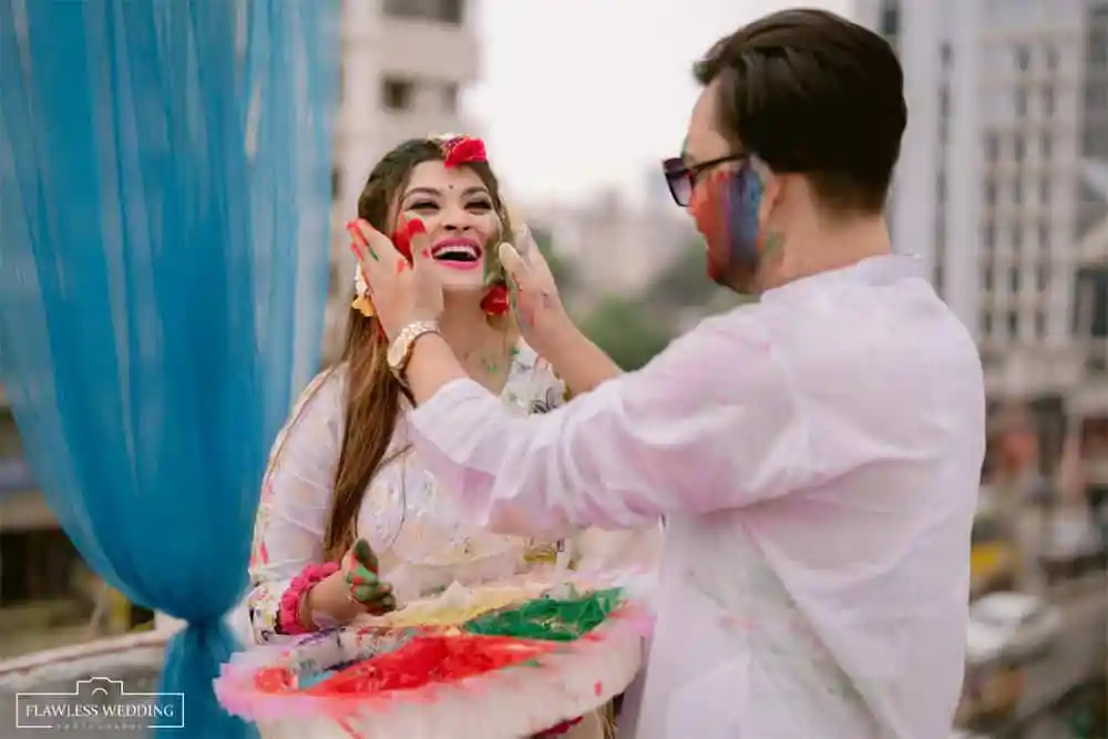 নতুন বিবাহিত নারী রঙিন পোশাক পরে হাসছে, পাত্রের সাথে আনন্দে মেতে উঠেছে. Channel i News - চ্যানেল আই নিউজ