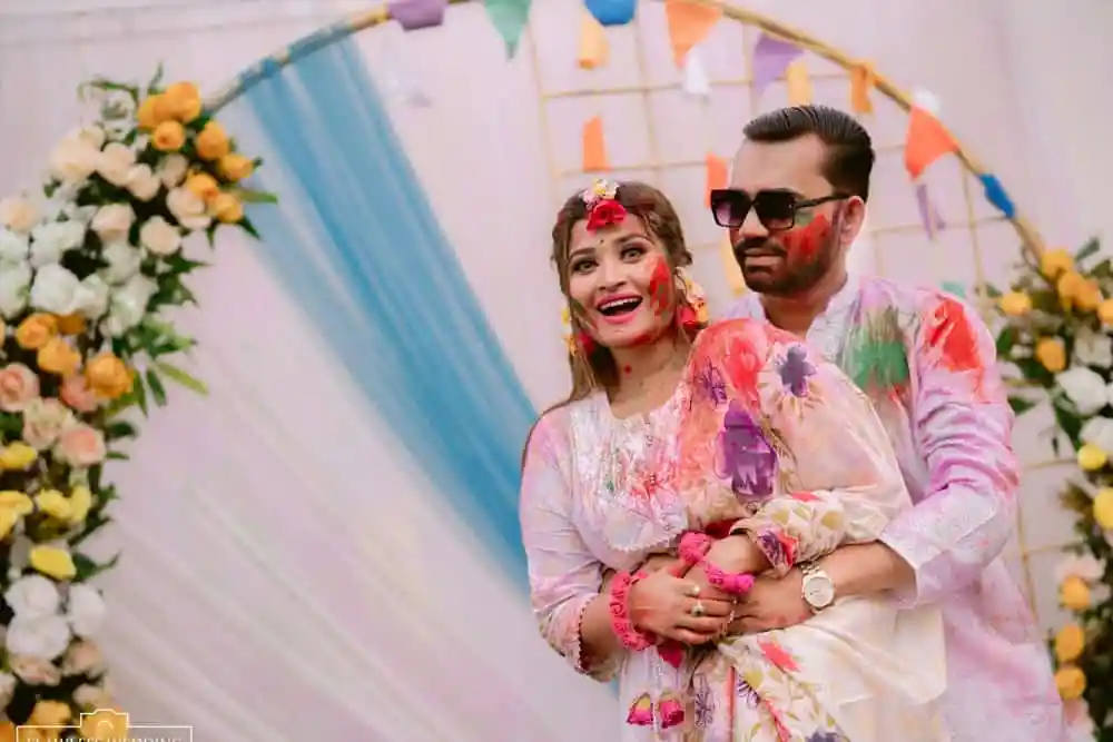 নতুন বিবাহিত দম্পতি হাসিমুখে একসঙ্গে ছবি তুলছেন. Channel i News - চ্যানেল আই নিউজ