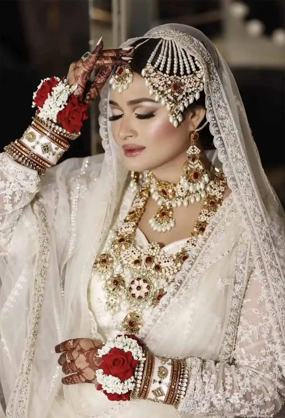 সাজগোজে সেজে থাকা এক নববধূর ছবি, তিনি গহনায় সজ্জিত।. Channel i News - চ্যানেল আই নিউজ