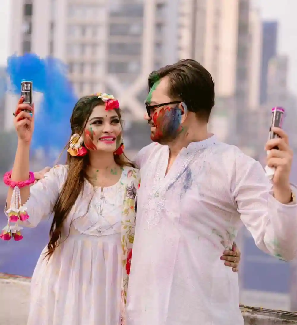 নায়িকা ও তার স্বামী হোলি উৎসবে ছবি তুলছেন, রঙিন পাউডার ছিটানো. Channel i News - চ্যানেল আই নিউজ