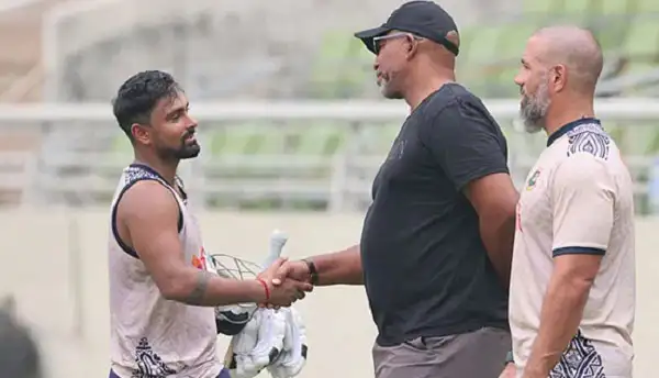 তিনজন পুরুষ সাক্ষাৎ করছে, একজন হাতে মাইক ধরেছেন. Channel i News - চ্যানেল আই নিউজ