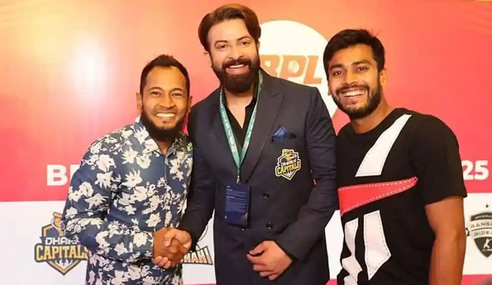 তিনজন পুরুষ হাসিমুখে একসঙ্গে ছবি তুলছেন. Channel i News - চ্যানেল আই নিউজ