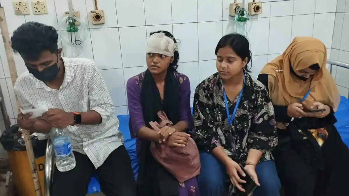 শিক্ষার্থীরা ঢাকা বোর্ডের সামনে বিক্ষোভে অংশগ্রহণ করছে. Channel i News - চ্যানেল আই নিউজ
