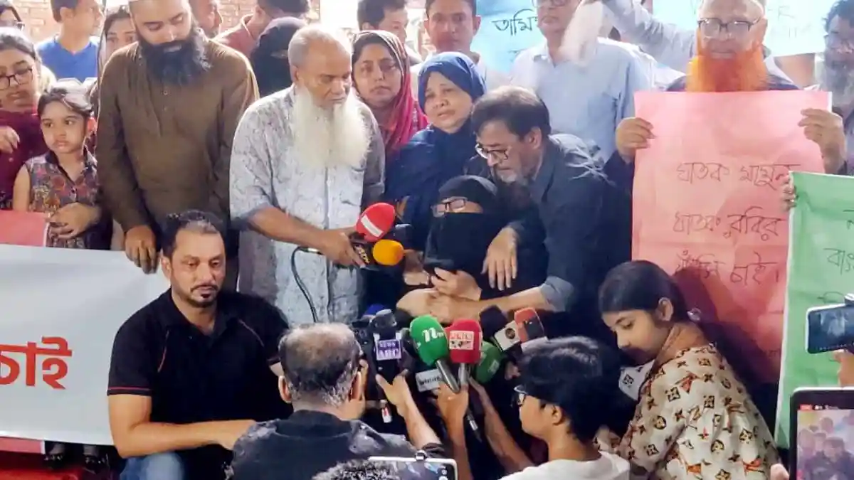বিক্ষোভকারীরা মাদক অধিদপ্তর ও বিএনপি নেতাদের বিরুদ্ধে প্রতিবাদ করছে. Channel i News - চ্যানেল আই নিউজ