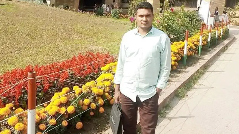পথে হাঁটছেন একজন ব্যক্তি, পাশে ফুলের বাগান ও ফুটপাথ. Channel i News - চ্যানেল আই নিউজ