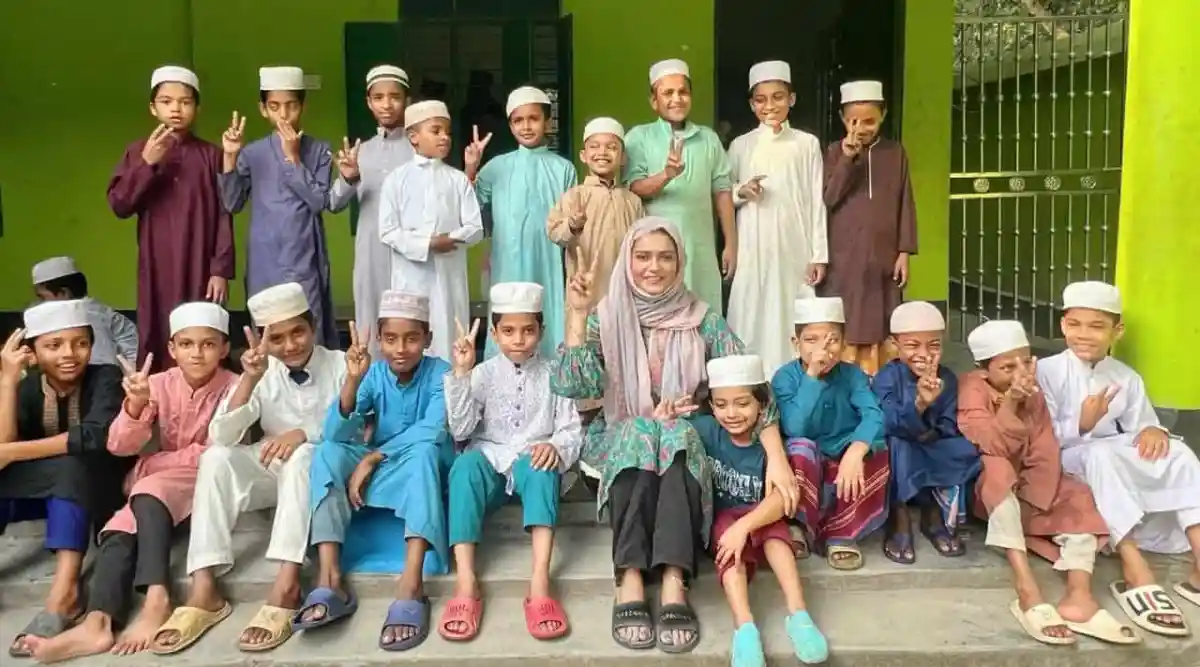 তালিবুল ইসলাম মাদ্রাসার শিশু শিক্ষার্থীরা হাসিমুখে ছবি তুলছে. Channel i News - চ্যানেল আই নিউজ