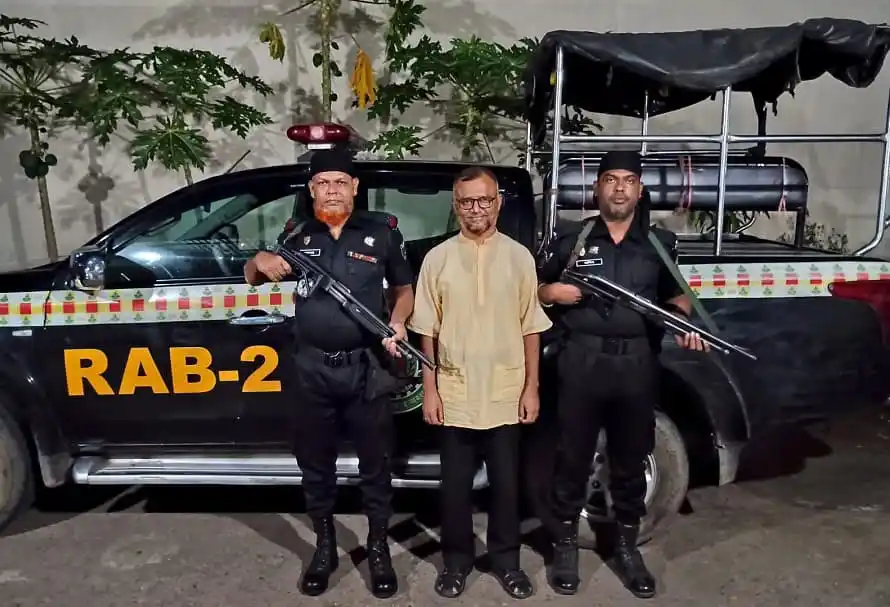 র্যাব সদস্যরা অস্ত্র নিয়ে দাঁড়িয়ে, ব্যক্তির সঙ্গে ছবি. Channel i News - চ্যানেল আই নিউজ