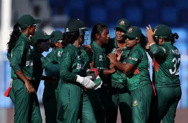 বাংলাদেশ নারী ক্রিকেট দল টি-টোয়েন্টি বিশ্বকাপে জয় উদযাপন করছে. Channel i News - চ্যানেল আই নিউজ
