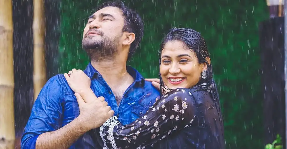 জলকেলিতে ভেজা দুই বন্ধু হাসিমুখে ছবি তুলছে. Channel i News - চ্যানেল আই নিউজ