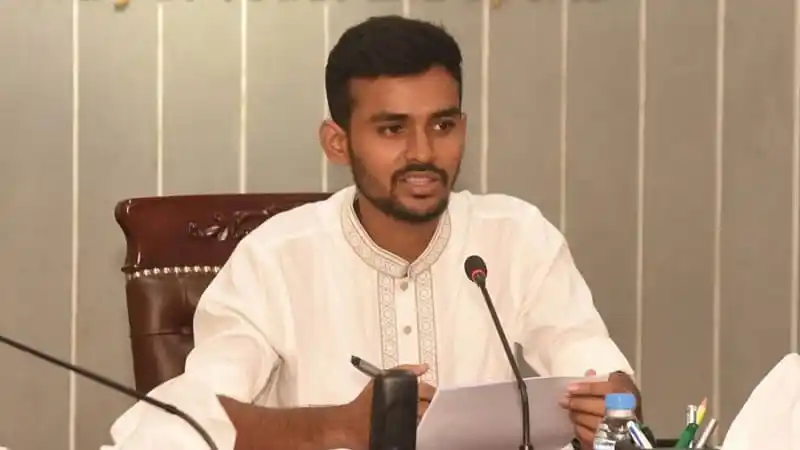 আসিফ মাহমুদ ভাষণ দিচ্ছেন, পত্রিকা ও মাইক্রোফোন হাতে. Channel i News - চ্যানেল আই নিউজ