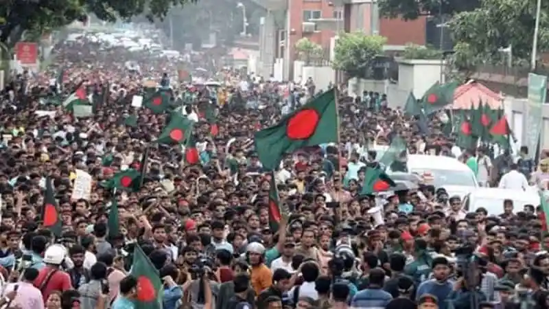বাংলাদেশের জাতীয় পতাকা বহনকারী জনতার বিশাল সমাবেশ. Channel i News - চ্যানেল আই নিউজ