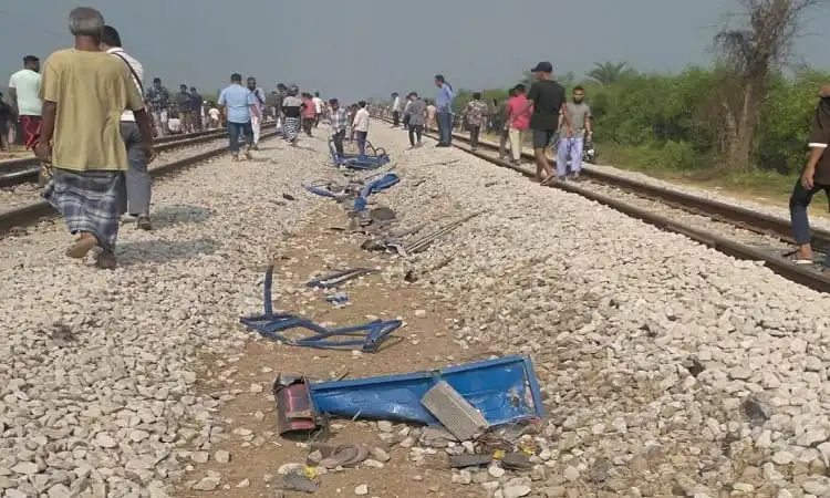 ট্রেনের ধাক্কায় অটোরিকশার ক্ষতিগ্রস্ত অংশ ও নিহত যাত্রীরা. Channel i News - চ্যানেল আই নিউজ