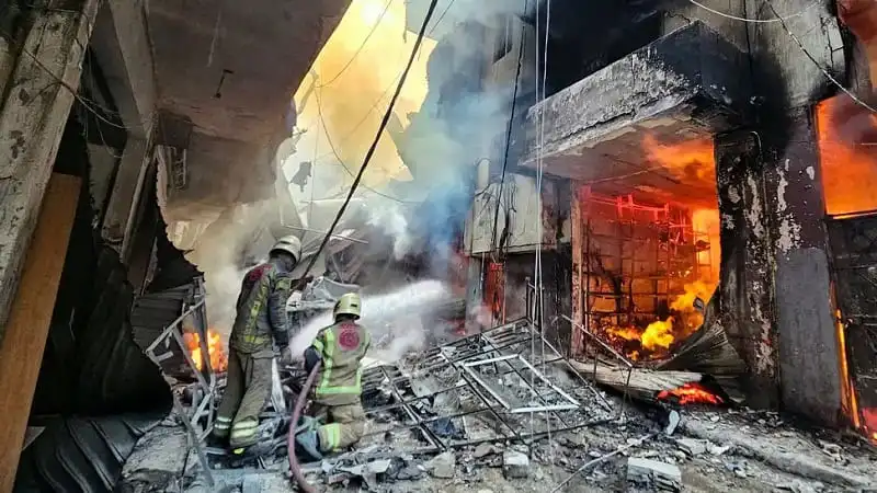 লেবাননে বিমান হামলার পর ধ্বংসস্তূপে উদ্ধারকর্মীরা কাজ করছে. Channel i News - চ্যানেল আই নিউজ