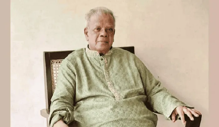 বয়স্ক ব্যক্তি বসে আছেন, রিমান্ডে থাকা আমির হোসেন আমু. Channel i News - চ্যানেল আই নিউজ
