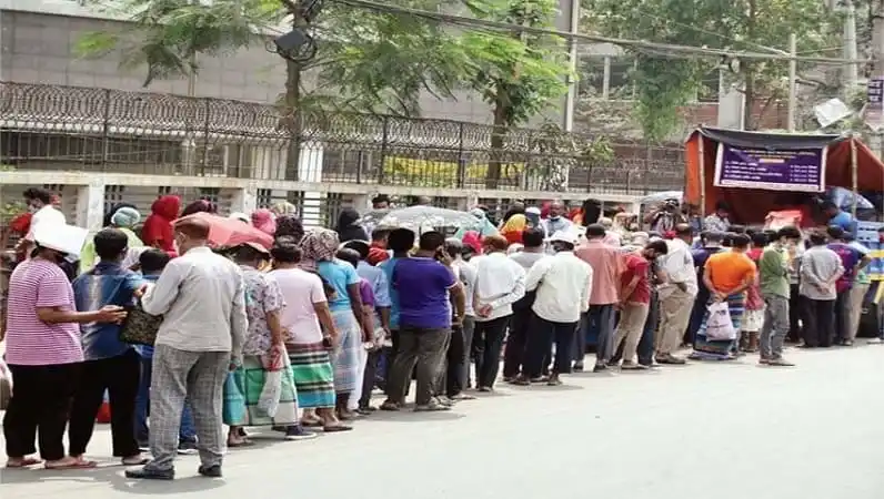 জনগণের দীর্ঘ লাইন, ব্যাংক বা সরকারি সেবা কেন্দ্রে অপেক্ষা করছে মানুষ. Channel i News - চ্যানেল আই নিউজ