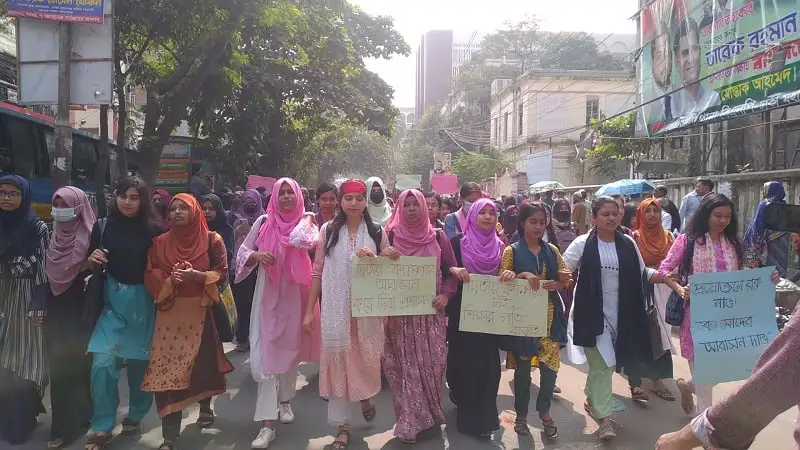 জবি শিক্ষার্থীরা তিন দাবিতে তাঁতিবাজারে অবরোধ করছে. Channel i News - চ্যানেল আই নিউজ