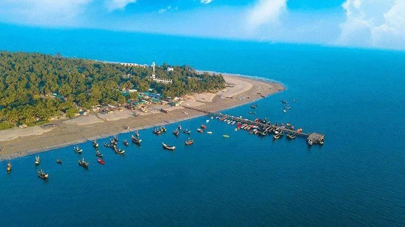 সেন্ট মার্টিন দ্বীপের সমুদ্র সৈকত ও নৌকা দেখানো ছবি. Channel i News - চ্যানেল আই নিউজ