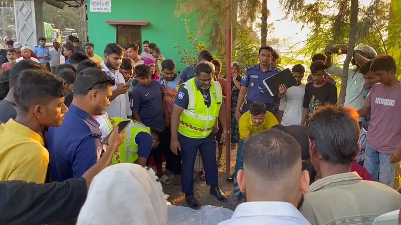 দুর্ঘটনা স্থান, বেশ কিছু মানুষ ও পুলিশ সদস্য উপস্থিত. Channel i News - চ্যানেল আই নিউজ