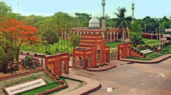 জাহাঙ্গীরনগর বিশ্ববিদ্যালয়ের প্রধান গেটের ছবি, সুন্দর সবুজ পরিবেশে. Channel i News - চ্যানেল আই নিউজ