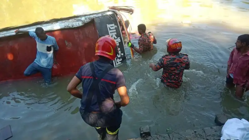 পুকুরে পড়ে যাত্রীদের উদ্ধার কাজ চলছে, আহতরা পানিতে অবস্থান করছে. Channel i News - চ্যানেল আই নিউজ