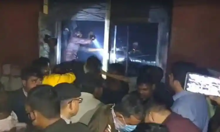 ভারতের হাসপাতালে অগ্নিকাণ্ডে অন্তত ১০ শিশুর মৃত্যু, দগ্ধ আহতরা. Channel i News - চ্যানেল আই নিউজ