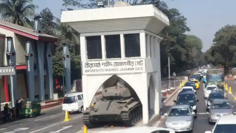 ঢাকা সেনানিবাসে যান চলাচল সীমিত, ট্যাংক ও সেনা সদস্যরা নিরাপত্তা নিশ্চিত করছে. Channel i News - চ্যানেল আই নিউজ
