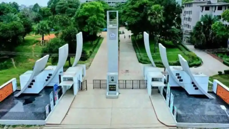 কুমিল্লা বিশ্ববিদ্যালয়ের স্মারক চত্বরের ছবি, যেখানে মূল ফটক ও স্মারক স্তম্ভ দেখা যাচ্ছে. Channel i News - চ্যানেল আই নিউজ