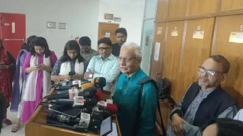 বদিউল আলম সাংবাদিকদের প্রশ্নের উত্তর দিচ্ছেন, বেশ কিছু সাংবাদিক উপস্থিত. Channel i News - চ্যানেল আই নিউজ