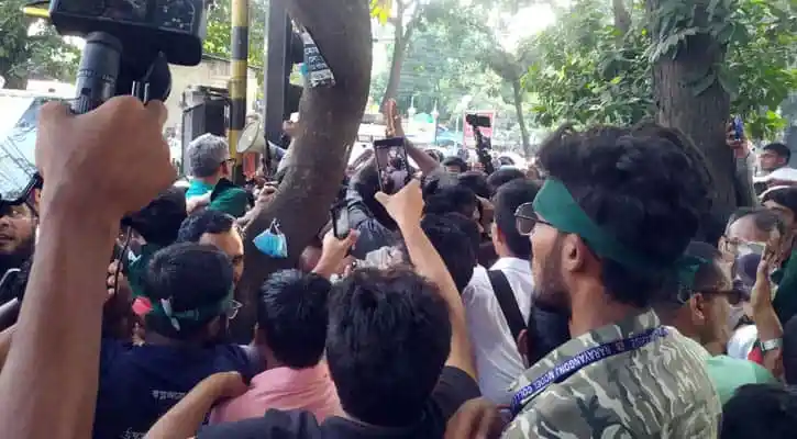 জনসমাগমের মধ্যে পুলিশ ও সাধারণ মানুষ, প্রতিবাদ ও সমর্থন প্রকাশ. Channel i News - চ্যানেল আই নিউজ