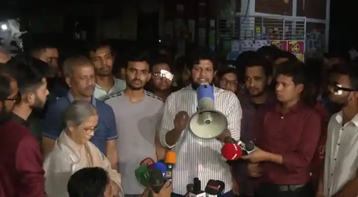 উপদেষ্টাদের প্রতিশ্রুতিতে সড়ক ছেড়ে হাসপাতালে আহতরা. Channel i News - চ্যানেল আই নিউজ
