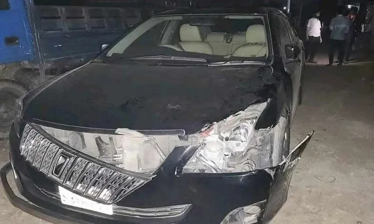গাড়ির সামনের অংশে গুরুতর ক্ষতি, দুর্ঘটনার ছবি. Channel i News - চ্যানেল আই নিউজ
