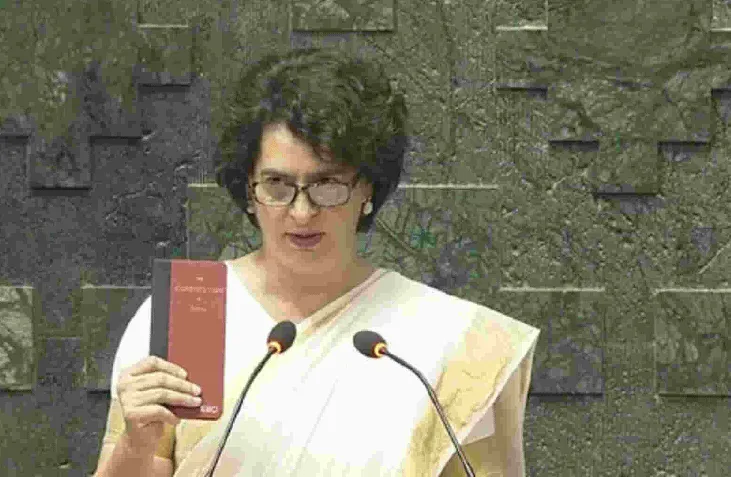 প্রিয়াঙ্কা গান্ধী শপথ গ্রহণের সময়, বাংলার রাজনীতিতে গুরুত্বপূর্ণ মুহূর্ত. Channel i News - চ্যানেল আই নিউজ