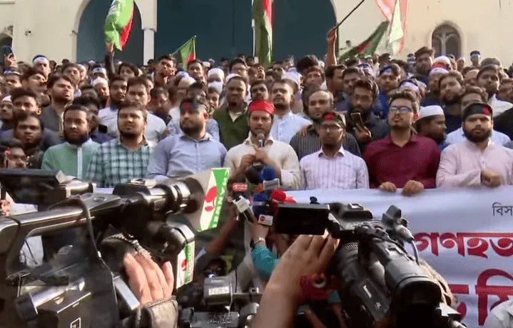 বিক্ষোভকারীরা রাস্তায় দাঁড়িয়ে সরকারের বিরুদ্ধে প্রতিবাদ করছে. Channel i News - চ্যানেল আই নিউজ