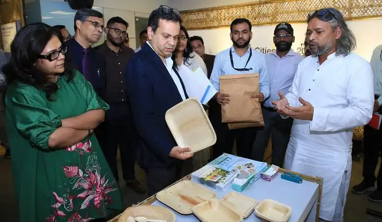 প্রদর্শনীতে বিভিন্ন প্লাস্টিকের পণ্য ও উপকরণ দেখছেন দর্শক ও বক্তা. Channel i News - চ্যানেল আই নিউজ