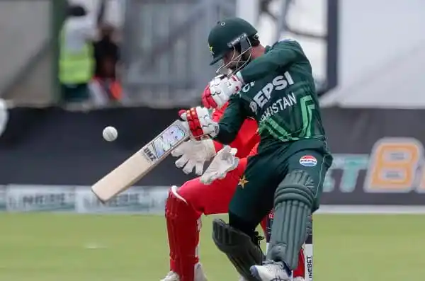 পাকিস্তানের ব্যাটসম্যান সেঞ্চুরি করার জন্য ব্যাট চালাচ্ছে. Channel i News - চ্যানেল আই নিউজ