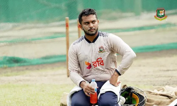 বাংলাদেশ ক্রিকেটার জাকির অনুশীলনে বসে, পানির বোতল হাতে. Channel i News - চ্যানেল আই নিউজ
