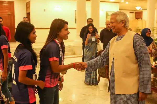 প্রধানমন্ত্রী সাফজয়ীদের সাথে শুভেচ্ছা বিনিময় করছেন. Channel i News - চ্যানেল আই নিউজ