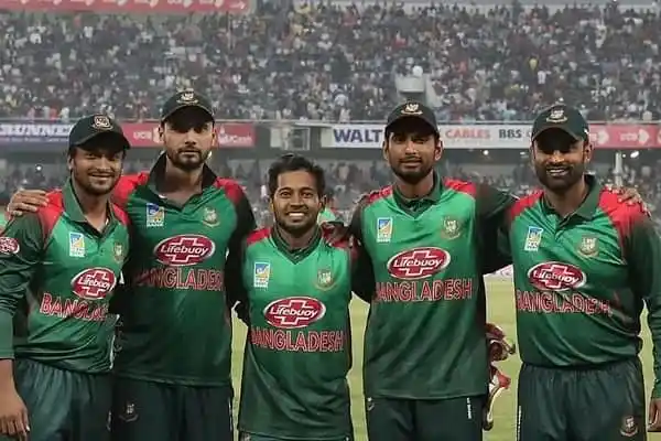 বাংলাদেশ ক্রিকেট দলের খেলোয়াড়রা মাঠে প্রস্তুত, হাসিমুখে ছবি তোলা. Channel i News - চ্যানেল আই নিউজ