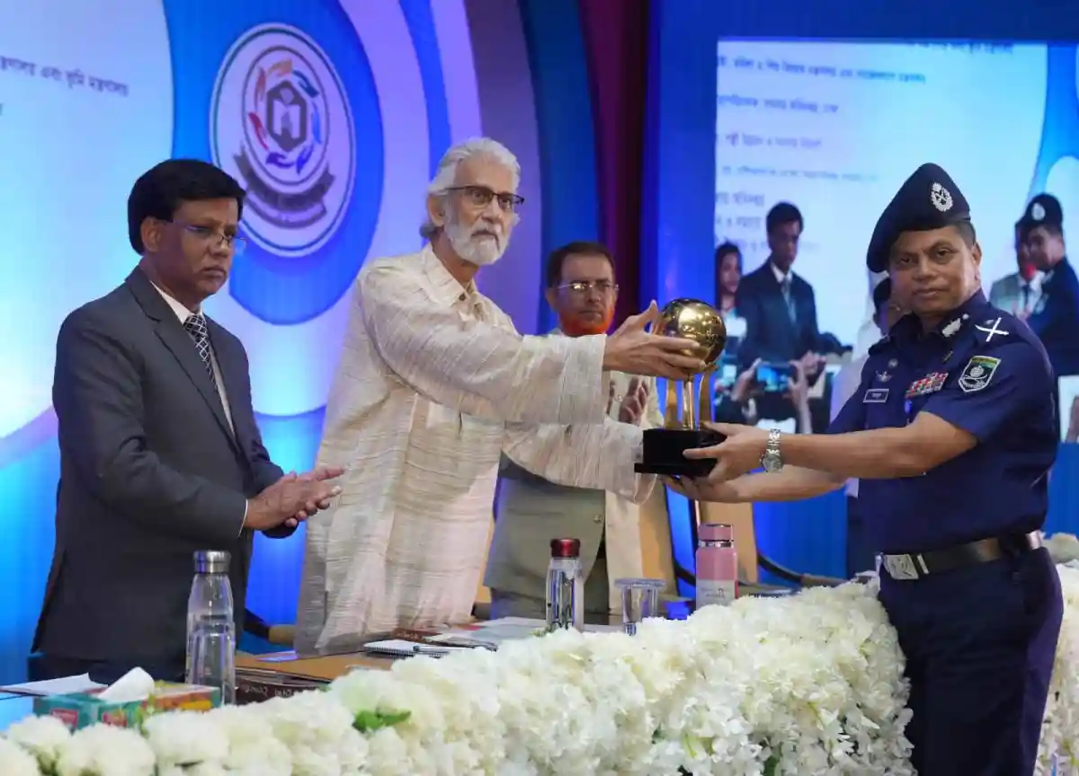 স্মারক পুরস্কার গ্রহণ করছেন পুলিশ কর্মকর্তা ও অতিথিরা. Channel i News - চ্যানেল আই নিউজ