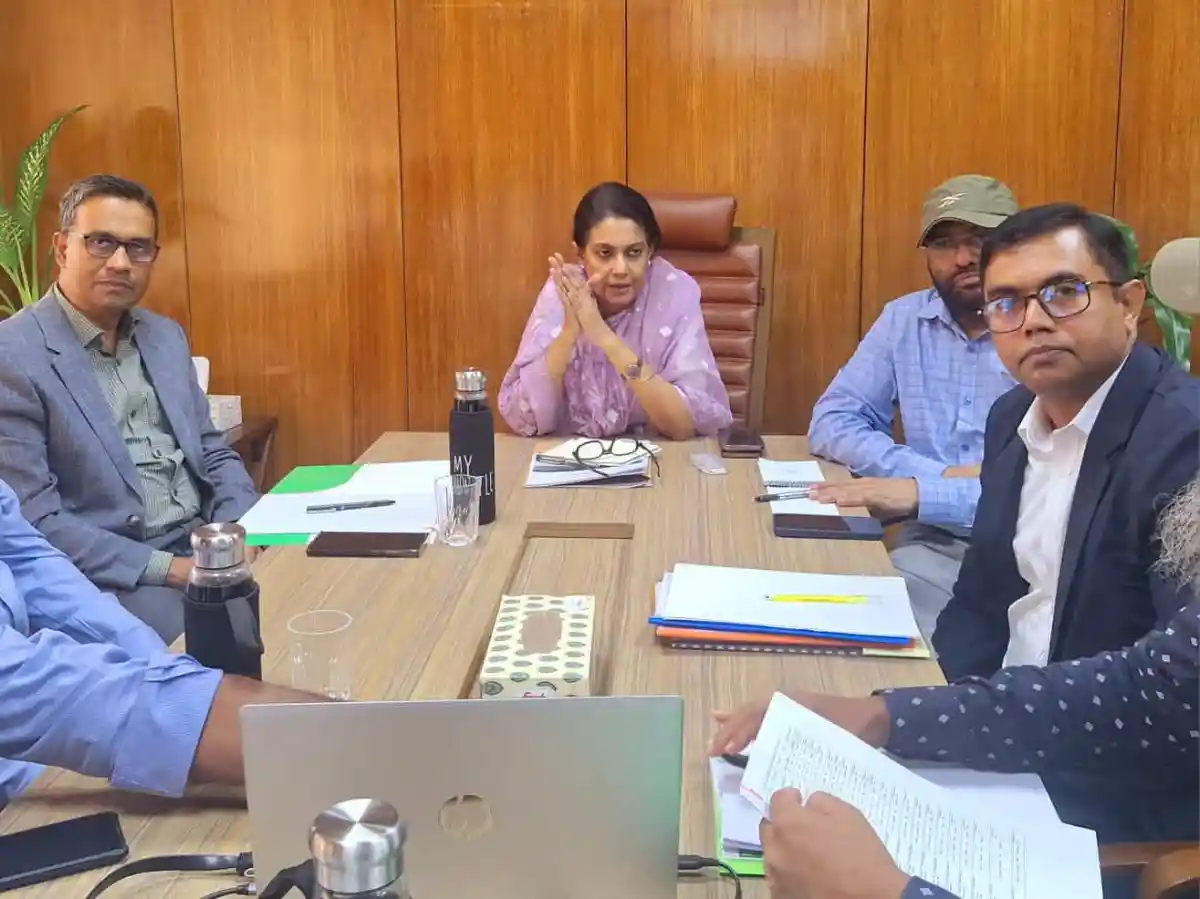 বন্য হাতির সুরক্ষায় আলোচনা সভায় অংশগ্রহণকারী কর্মকর্তারা. Channel i News - চ্যানেল আই নিউজ