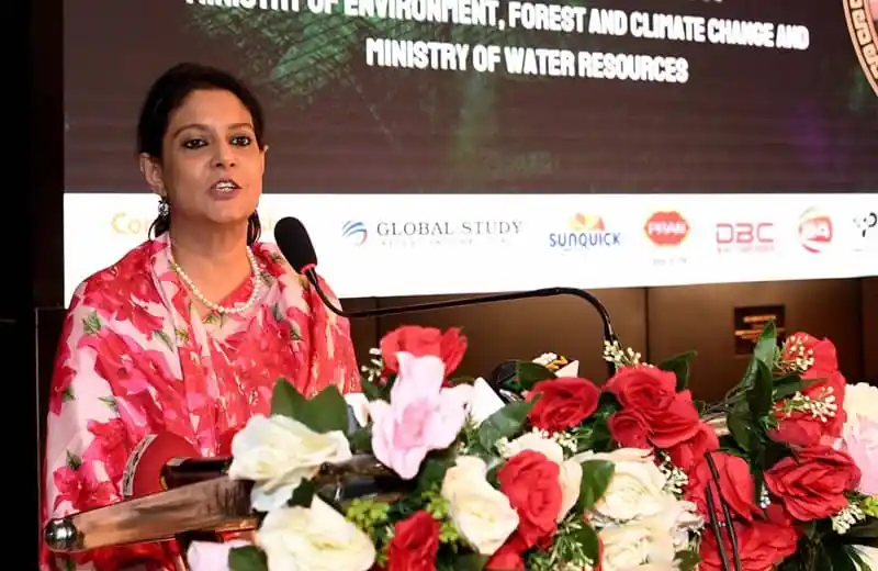 উপদেষ্টা রিজওয়ানা পরিবেশ ও জলসম্পদ বিষয়ক বক্তৃতা দিচ্ছেন. Channel i News - চ্যানেল আই নিউজ